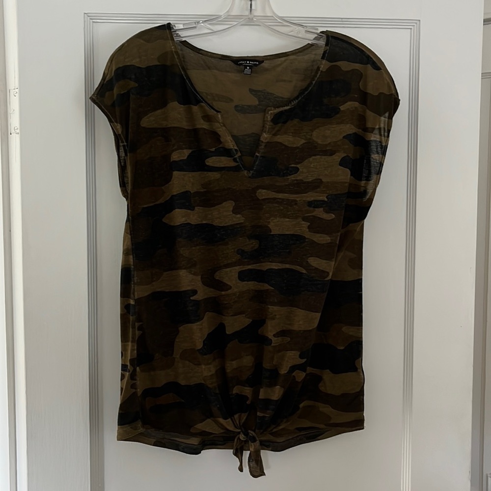 Camouflage cap sleeve top Lucky Brand Women’s size M. Waist tie. Lightweight.